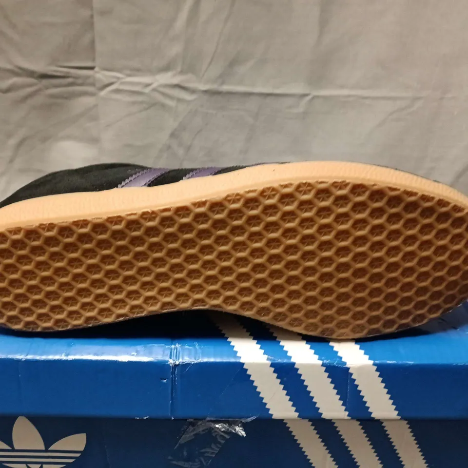 BOXED PAIR OF ADIDAS GAZELLE WOMENS TRAINERS IN BLACK/PURPLE - UK 8