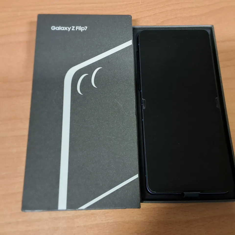 BOXED SAMSUNG GALAXY Z FLIP7 12GB/512GB IN BLUE SHADOW - SM-F766B
