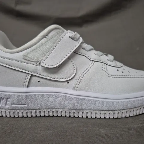 BOXED PAIR OF NIKE FORCE 1 LOW EASYON KID'S SHOES IN WHITE UK SIZE 10.5