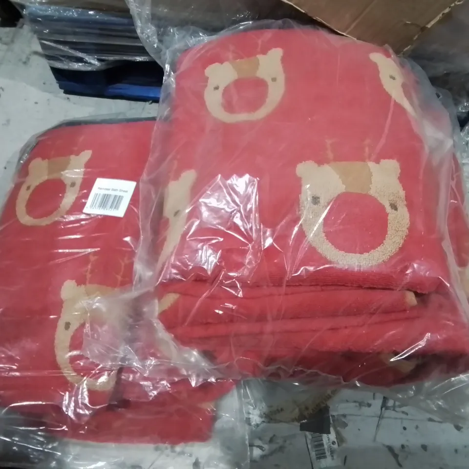 LOT OF APPROXIMATELY 16 ASSORTED SEASONAL HOME FABRIC ITEMS TO INCLUDE REINDEER BATH SHEETS, MUSICAL SACKS & PLUSHIES AND THROWSS