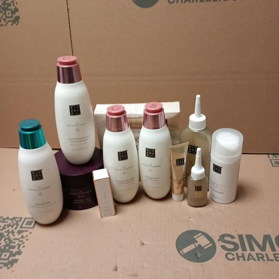 TOTE OF APPROXIMATELY 10 RITUALS BATH AND BODY PRODUCTS TO INCLUDE SHAMPOO, CONDITIONER AND NOURISHING LIP OIL