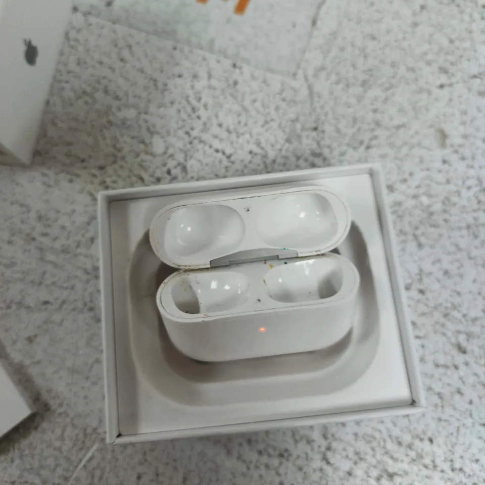 APPLE AIRPODS CHARGING CASE – BOXED