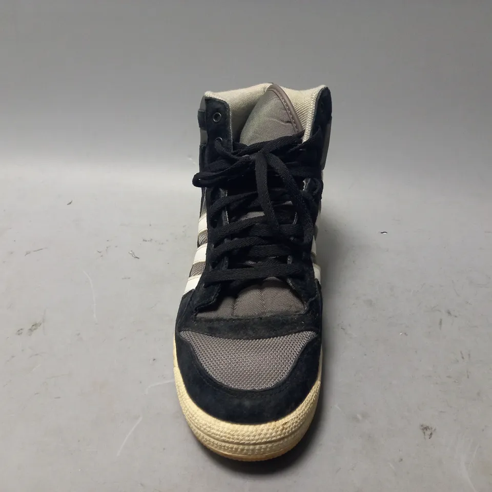 PAIR OF ADIDAS SHOES IN BLACK/GREY/WHITE UK SIZE 12