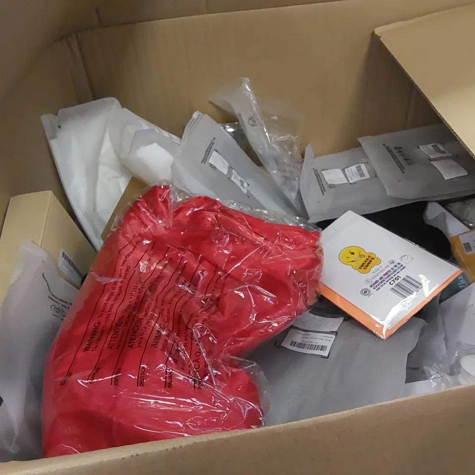 PALLET CONTAINING A LARGE QUANTITY OF HOUSEHOLD PRODUCTS. INCLUDING WIG, BAGS, HAT, ICE CUBE TRAYS ETC 