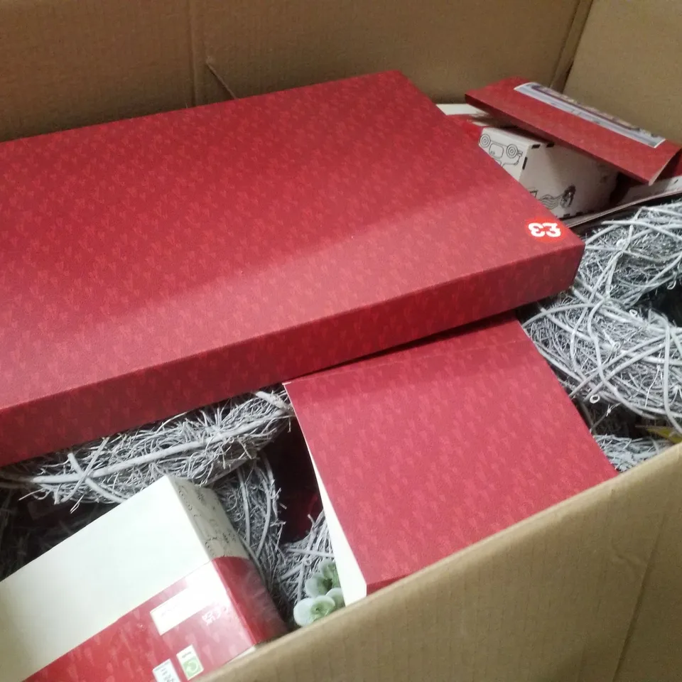 PALLET CONTAINING ASSORTED CHRISTMAS PRODUCTS & DECORATIONS INCLUDING POP UP ADVENT CALENDAR, LARGE RATTAN WREATH & CHRISTMAS BOXES