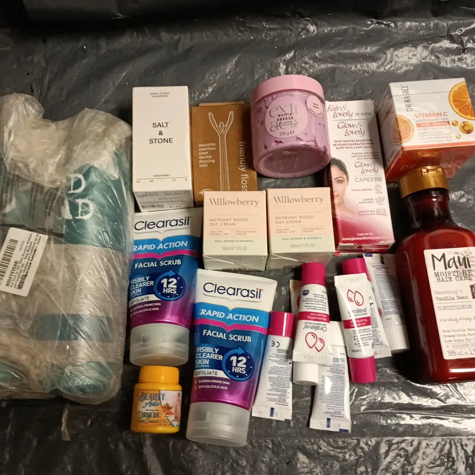 LOT OF APPROXIMATELY 25 ASSORTED HEALTH AND BEAUTY ITEMS TO INCLUDE DR RASHEL, MAUI AND WILLOWBERRY