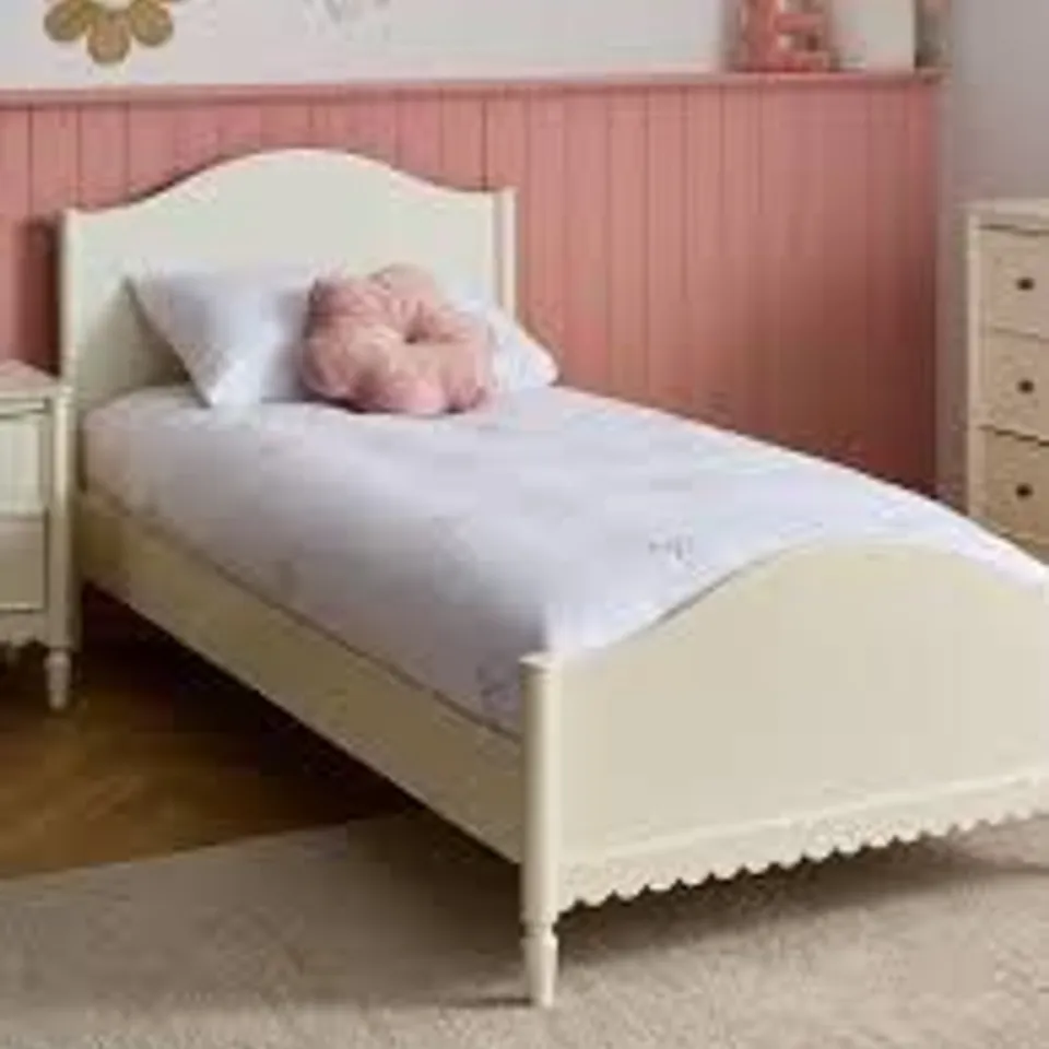 BOXED SCALLOP SINGLE BED - WHITE (2 BOXES)