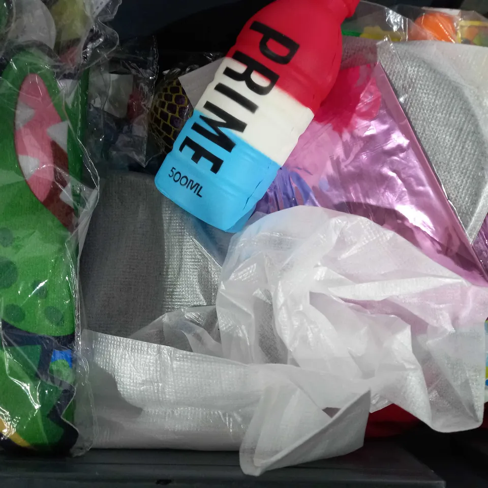 BOX OF APPROX 25 ASSORTED TOYS TO INCLUDE - HGL FIDGET TRACKS SPINNER - FOOTBALL PUMP - PRIME SQUSHIE TOY ECT