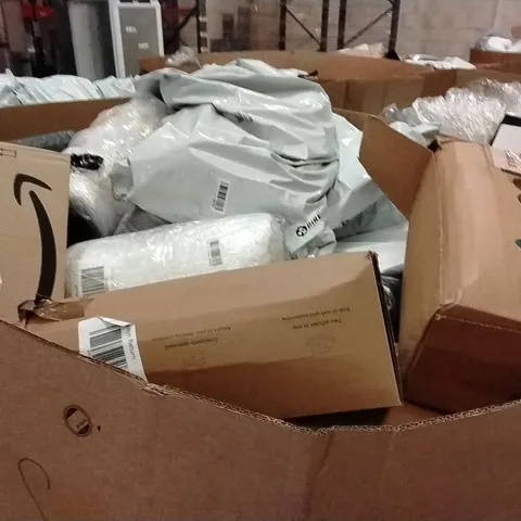 PALLET CONTAINING A LARGE QUANTITY OF PILLOWS