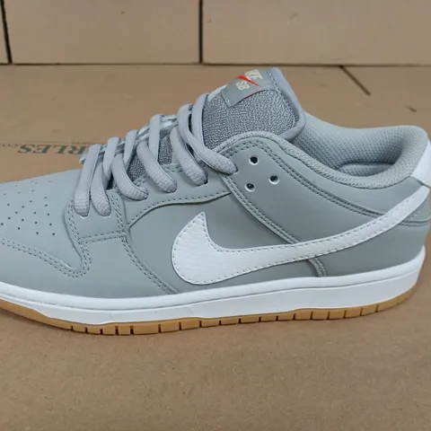 PAIR OF NIKE SB TRAINERS IN GREY - UK 7