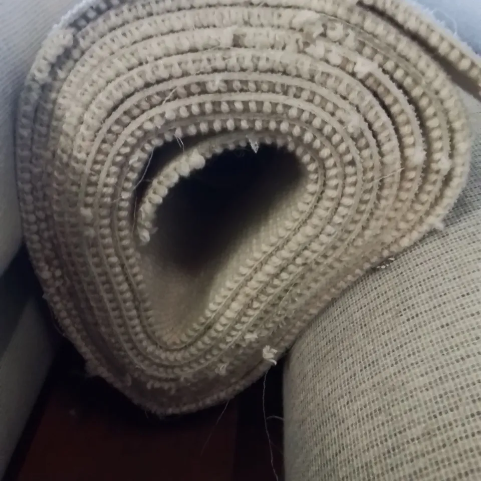 ROLL OF QUALITY BEACHCOMBER PEBBLE CARPET // APPROX SIZE: 5 X5.75M