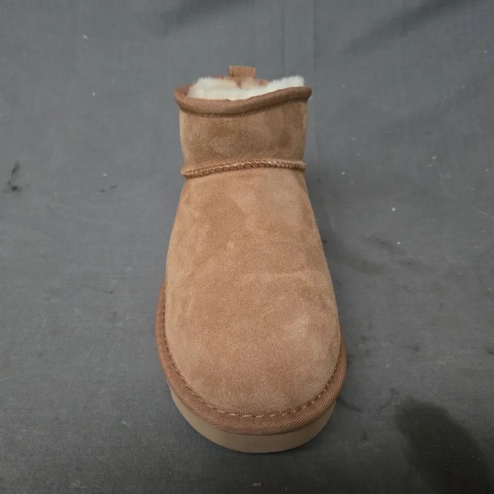 BOXED PAIR OF UGG SHOES IN CHESTNUT UK SIZE 6