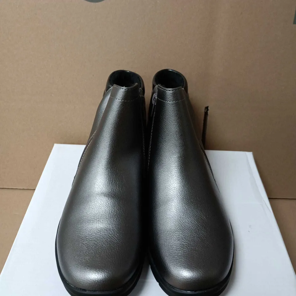 BOXED PAIR OF METALLIC GREY ANKLE BOOT WITH SIDE ZIP –SIZE 5