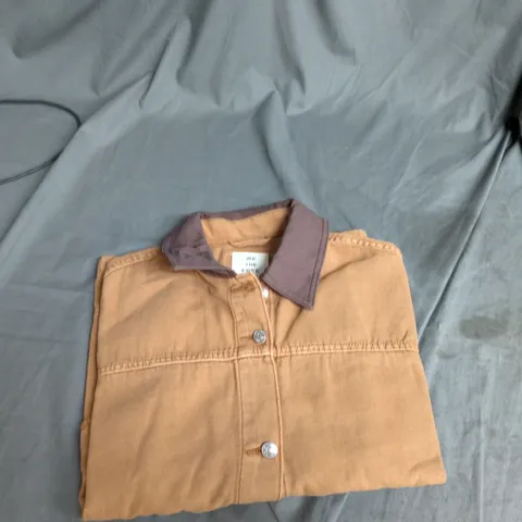 WE THE FREE SHIRT – XS, TAN WITH BROWN COLLAR