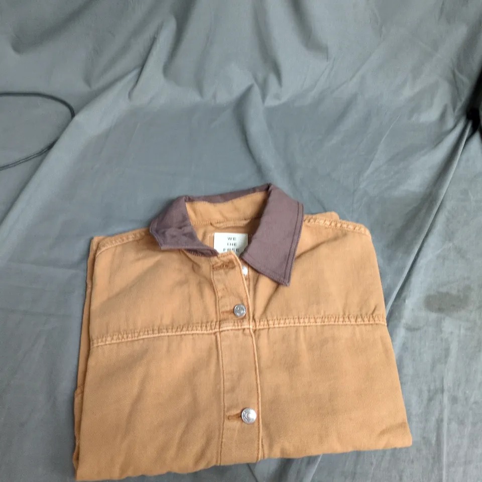 WE THE FREE SHIRT – XS, TAN WITH BROWN COLLAR