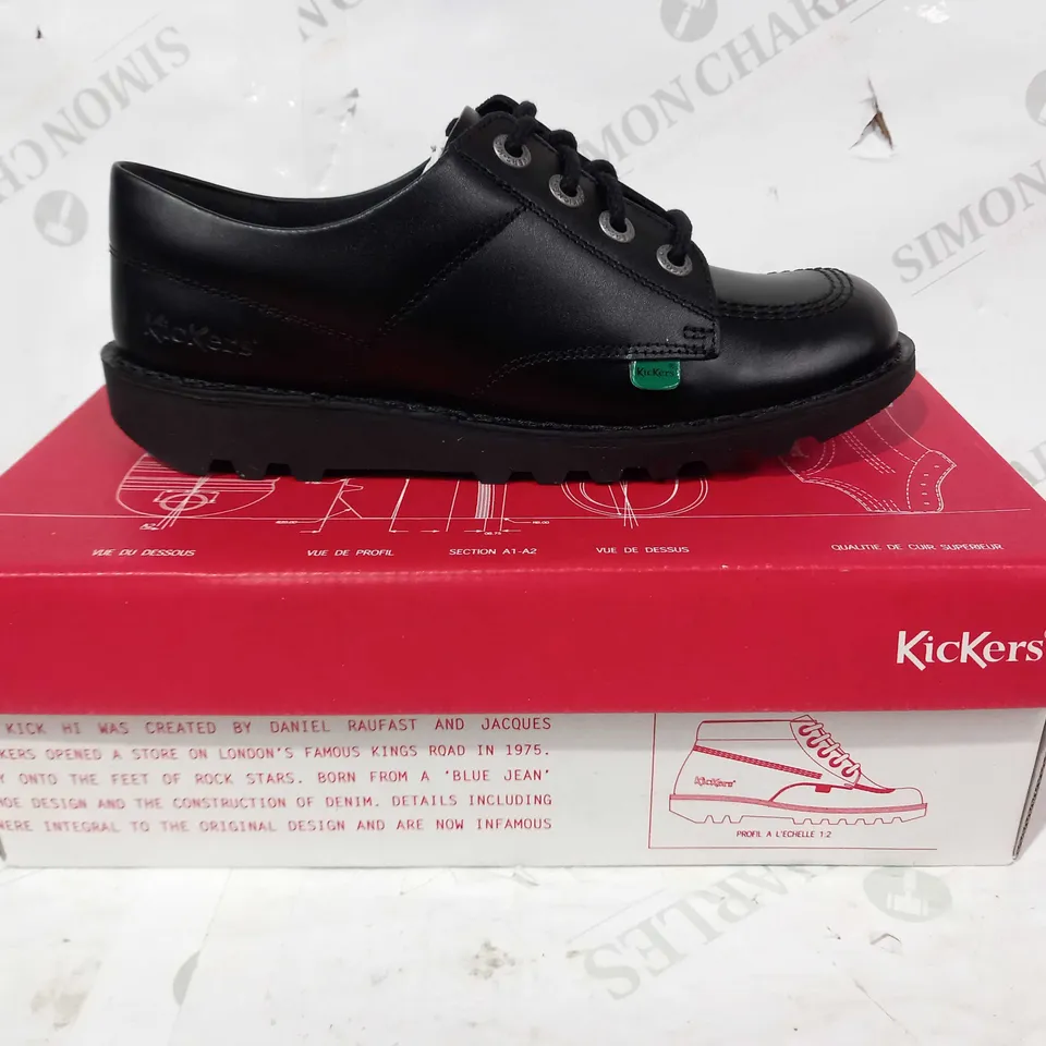 BOXED PAIR OF KICKERS LACE UP SHOES IN BLACK EU SIZE 39