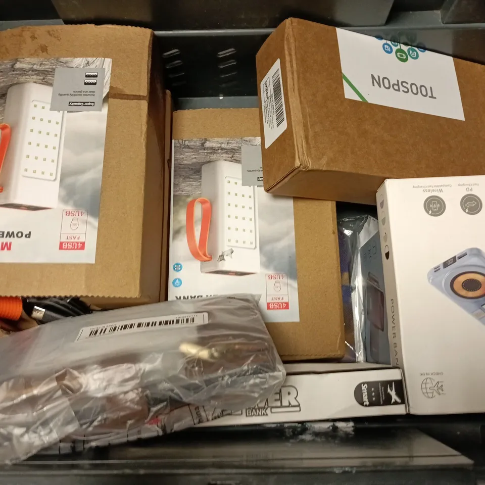APPROXIMATELY 12 ASSORTED ELECTRICAL ITEMS TO INCLUDE POWERBANKS, RUNNING PHONE CASE, PHONE CHARGERS, ETC, ETC