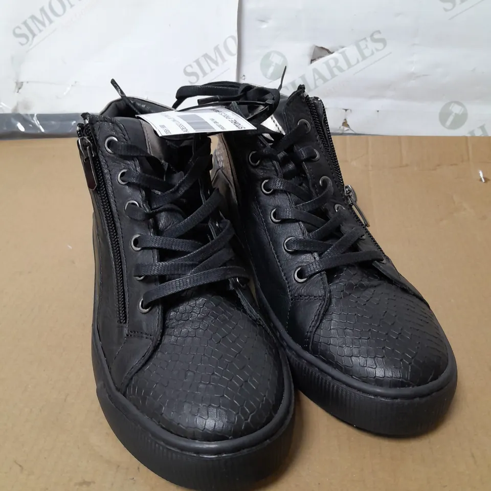 BOXED ADESSO LUNA ZIP TRAINERS, BLACK - SIZE 4