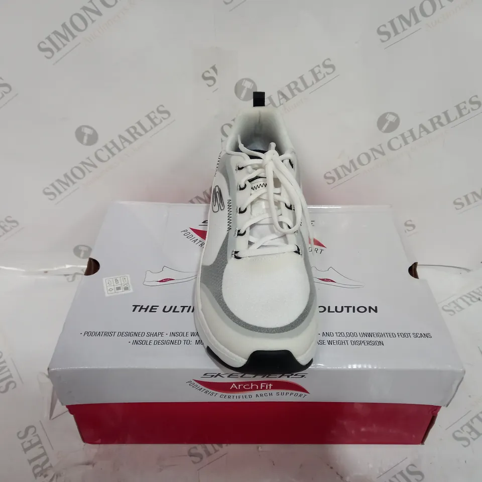 BOXED SKECHERS WHITE TRAINERS SIZE 7