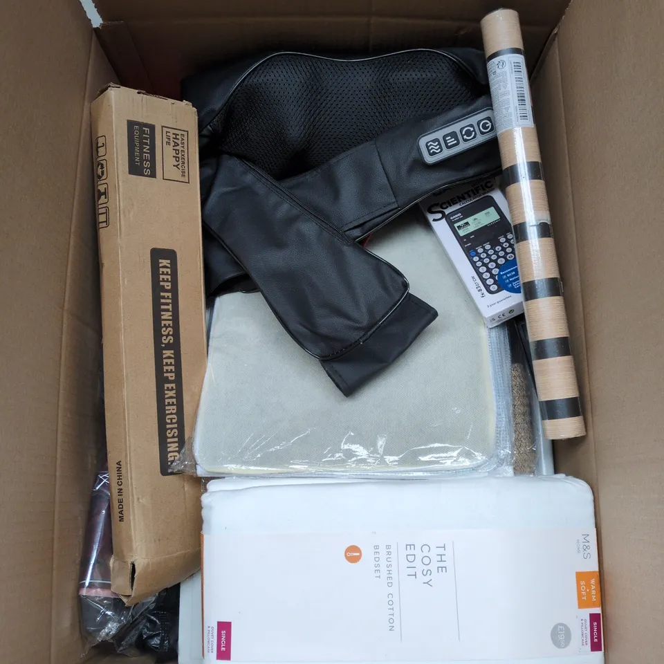 BOX OF APPROXIMATELY 15 ASSORTED HOUSEHOLD ITEMS TO INCLUDE WALLPAPER , BEDDING , ETC