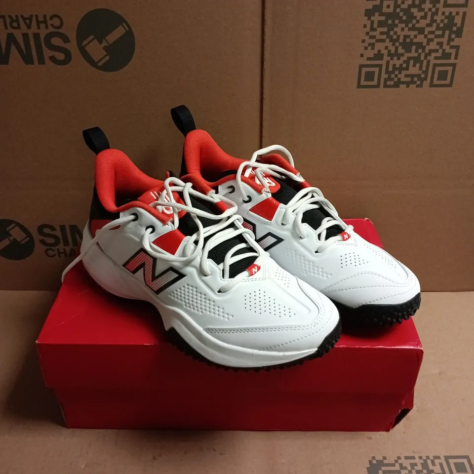 BOXED PAIR OF NEW BALANCE CK4020 CRICKET TRAINERS - 7.5