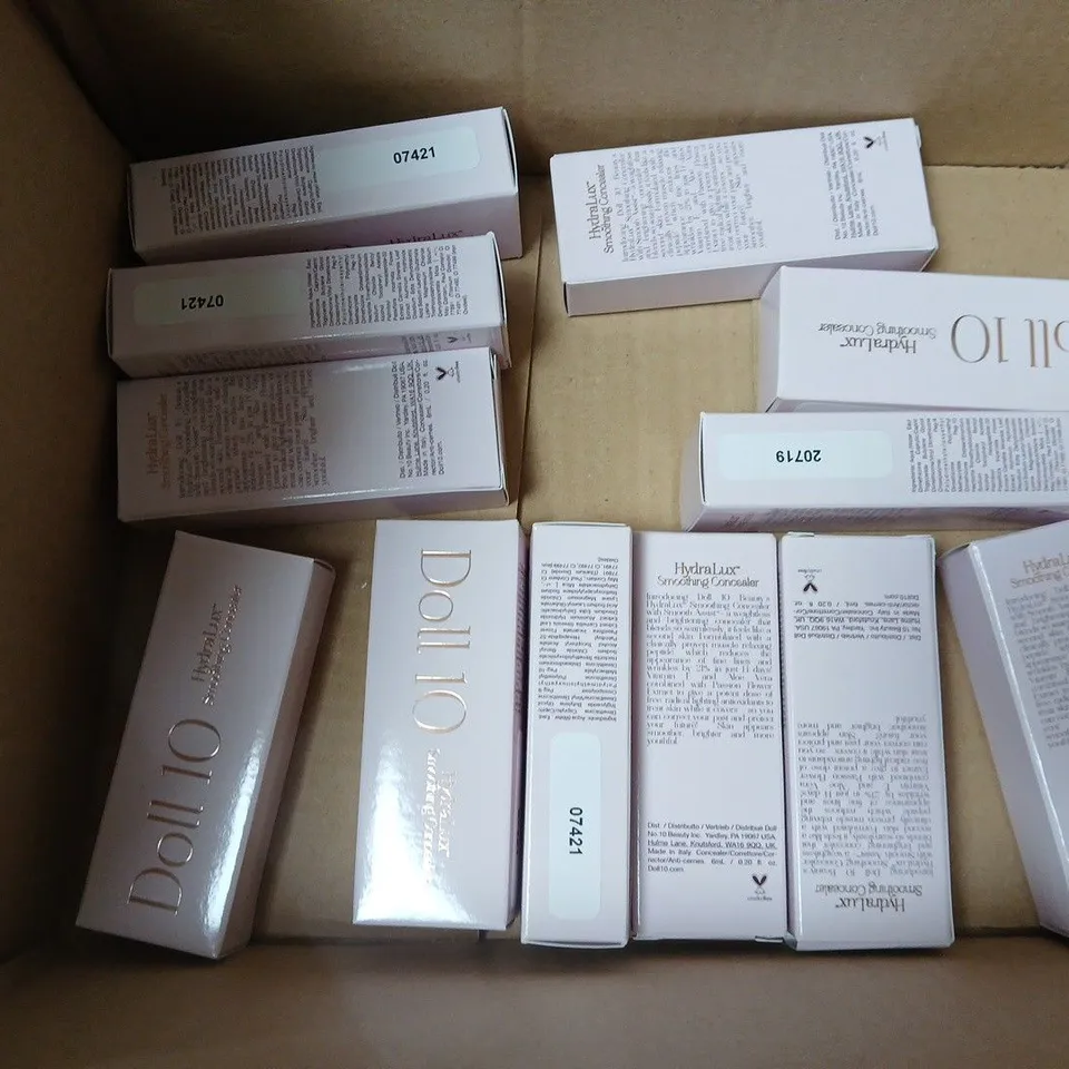 APPROXIMATELY 12 BOXED DOLL 10 HYDRALUX SMOOTHING CONCEALERS IN VARIOUS SHADES TO INCLUDE LIGHT & MEDIUM