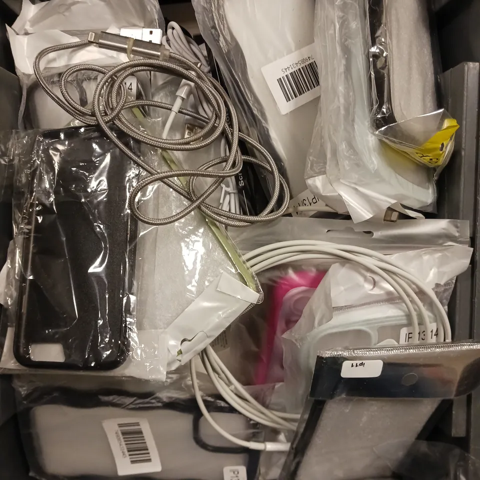 APPROXIMATELY 30 ASSORTED SMARTPHONE/TABLET ACCESSORIES TO INCLUDE PROTECTIVE CASES, CHARGING CABLES, SCREEN PROTECTORS ETC 