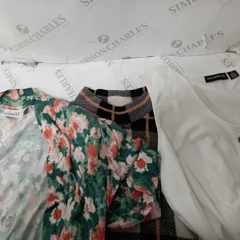 BOX OF APPROXIMATELY 20 ASSORTED ITEMS OF CLOTHING TO INCLUDE D&CO., CUDDL DUDS, NINA LEONARD, ETC