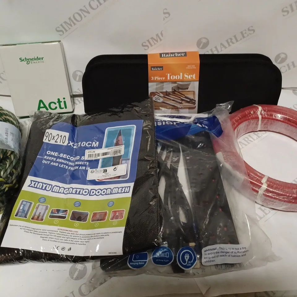 BOX OF APPROXIMATELY 10 ASSORTED HOUSEHOLD PRODUCTS TO INCLUDE RANCHER 3 PIECE TOOL SET, MAGNETIC DOOR MESH, EXTENSION CABLE ETC 
