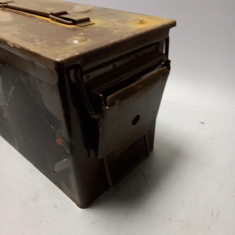 METAL STORAGE CASE WITH LEVERAGE CLASP