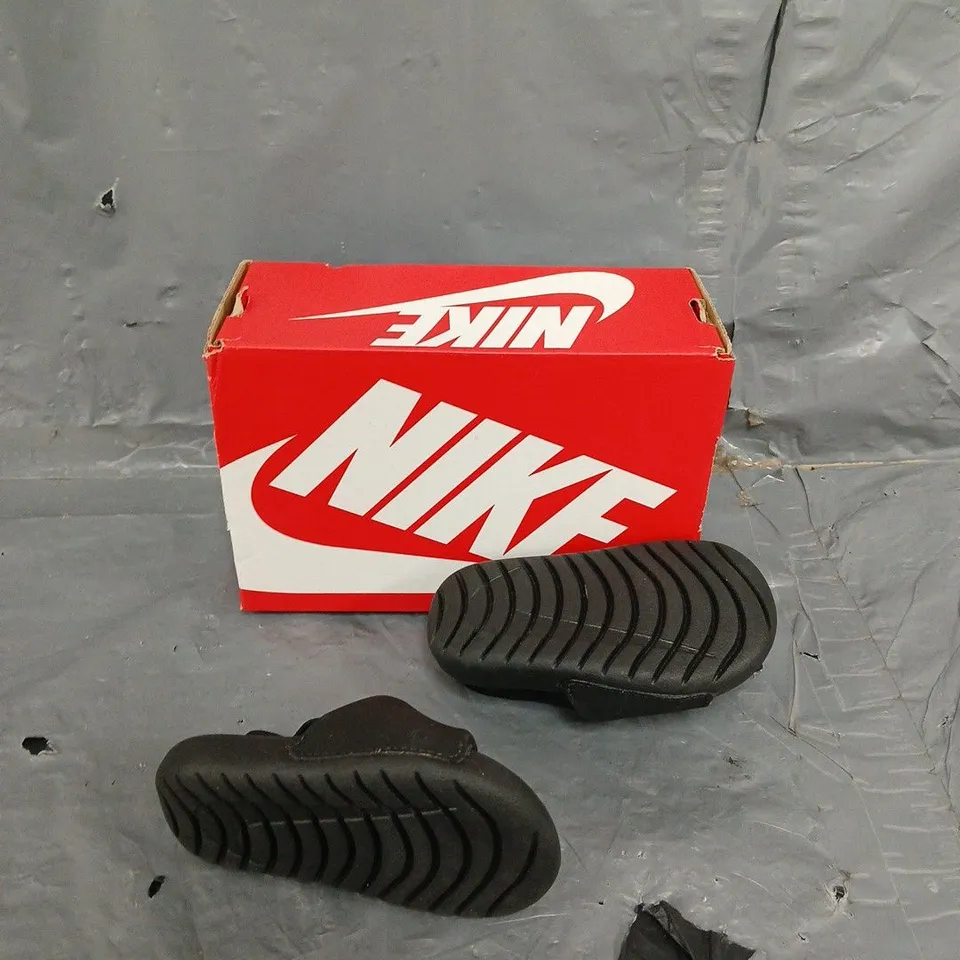 BOXED PAIR OF NIKE KAWA SLIDE BLACK TODDLER UK 4.5