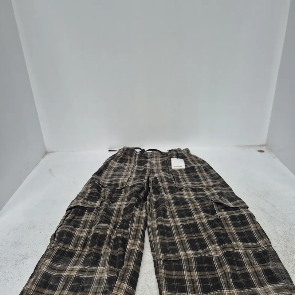 BERKSHA PLAID CARGO TROUSERS – UK 28 (EU 28 / US 28) – MADE IN BANGLADESH 