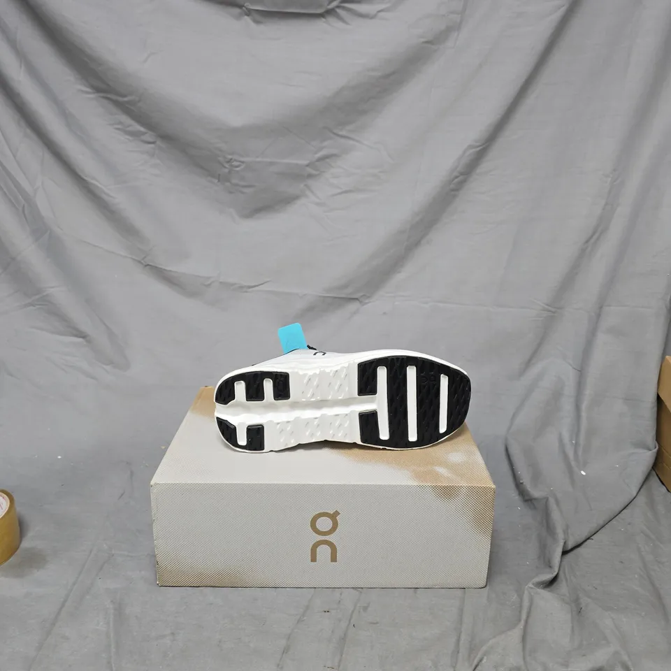 ON CLOUDS ON RUNNING SNEAKERS – GREY/WHITE MESH, BLACK LACES 