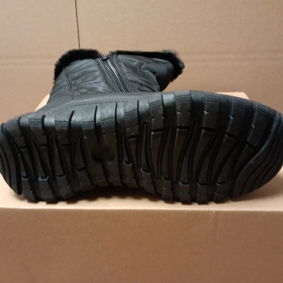 BOXED PAIR OF POLAR WOMENS MEMORY FOAM BOOTS IN BLACK - UK 5