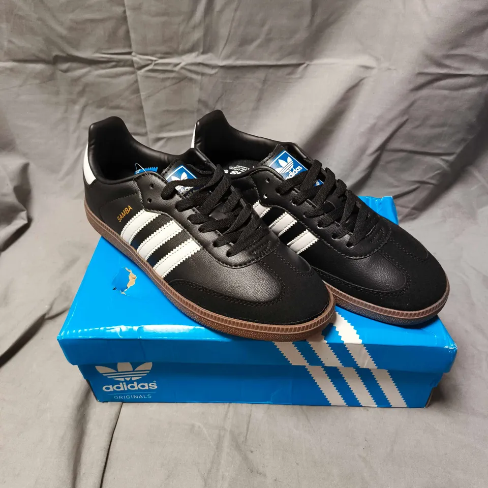 ADIDAS SAMBA VEGAN TRAINERS IN BLACK/WHITE - 7.5 