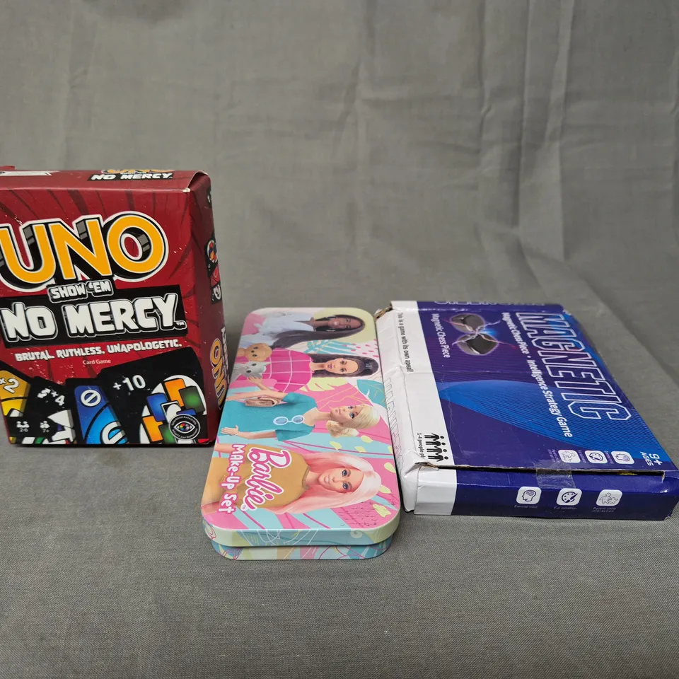 SMALL QUANTITY OF ASSORTED TOYS AND GAMES TO INCLUDE UNO, BARBIE PENCIL CASE AND MAGNETS