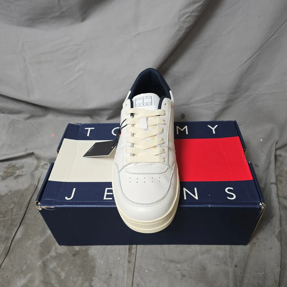 TOMMY JEANS WHITE TRAINERS BOXED UK 9