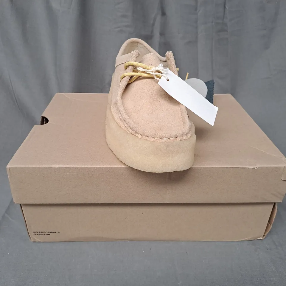 BOXED PAIR OF CLARKS WALLABEE CUP SHOES IN MAPLE UK SIZE 6