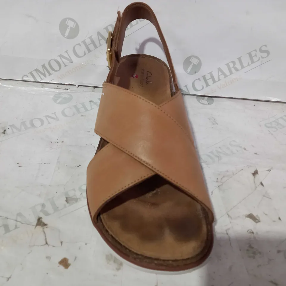 CLARKS ELAYNE SAND LEATHER SANDALS - SIZE 7
