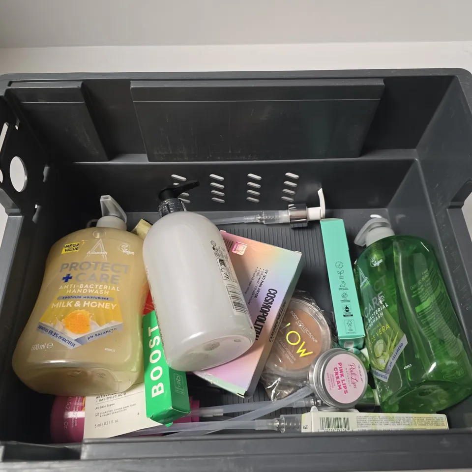 TOTE OF APPROXIMATELY 10 ASSORTED BEAUTY PRODUCTS INCLUDING BAYLIS & HARDING LUXURY HAND WASH, PAULAS CHOICE 10% AZELAIC ACID BOOSTER AND ASTONISH PROTECT CARE ANTI-BACTERIAL HANDWASH