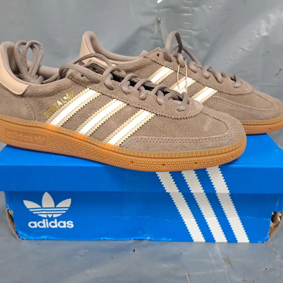 BOXED PAIR OF ADIDAS HANDBALL SPEZIAL J SHOES IN TAUPE SIZE UK 4