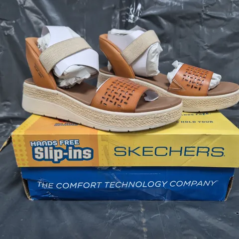 BOXED PAIR OF SKECHERS BOBS SUN RAY SANDALS IN BROWN SIZE 5
