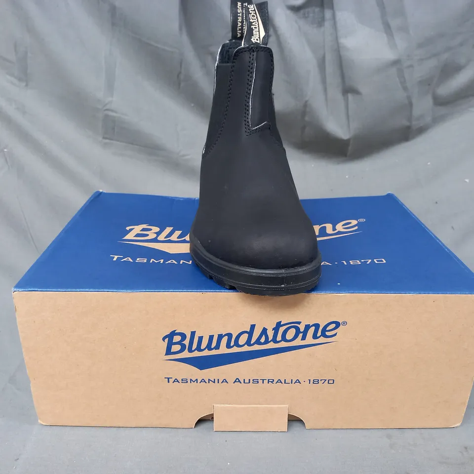 BOXED PAIR OF BLUNDSTONE ELASTIC SIDED BOOTS IN BLACK UK SIZE 4