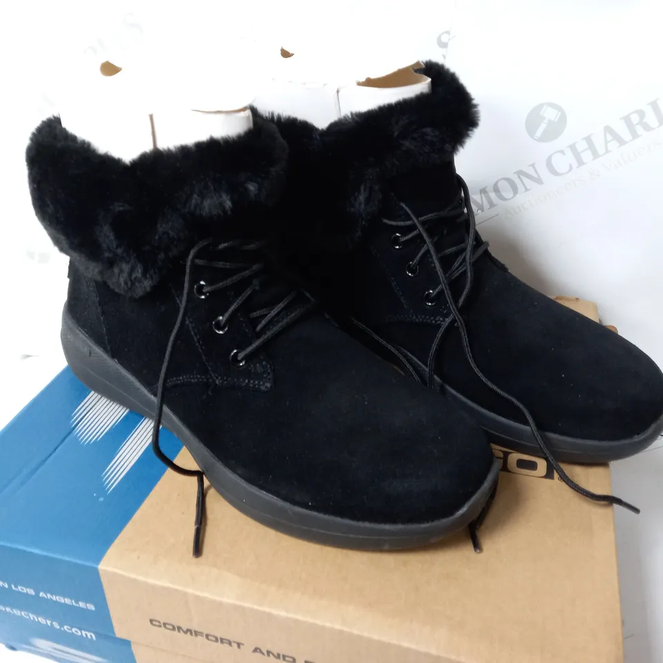 BOXED PAIR OF SKECHERS GO WALK SHOES IN BLACK SIZE 6.5