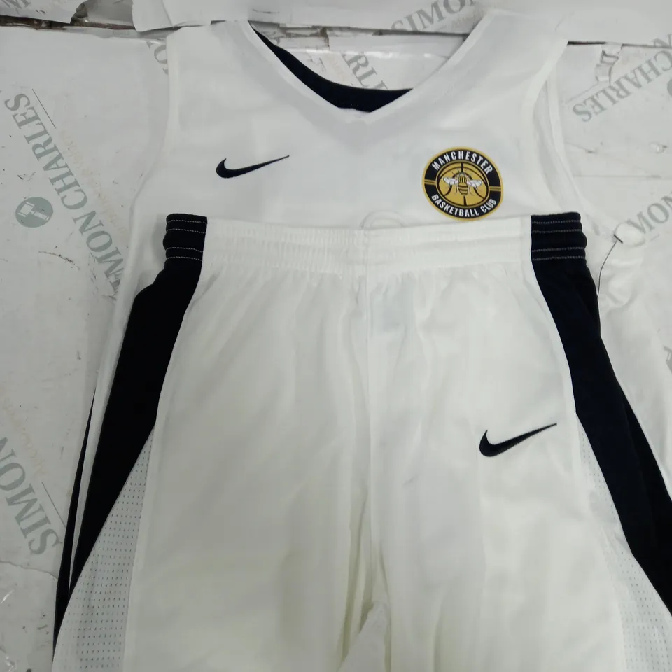 NIKE KIDS SHORT & T-SHIRT SET MANCHESTER BASKETBALL CLUB JERSEY - SIZE M 