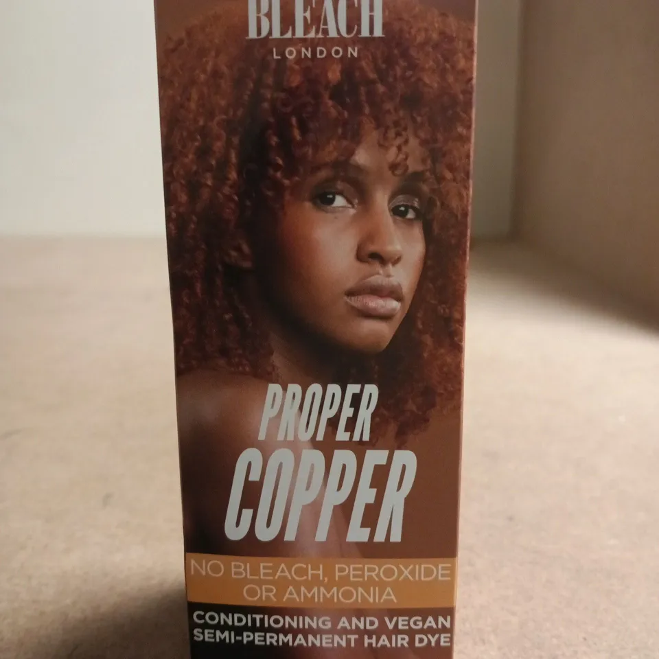 BOX OF APPROXIMATELY 10 ASSORTED BEAUTY PRODUCTS INCLUDING BLEACH LONDON HAIR DYE, CLARINS CLEASING MILK AND THE SOMERSET TOILETRY CO HAND WASH REFILL