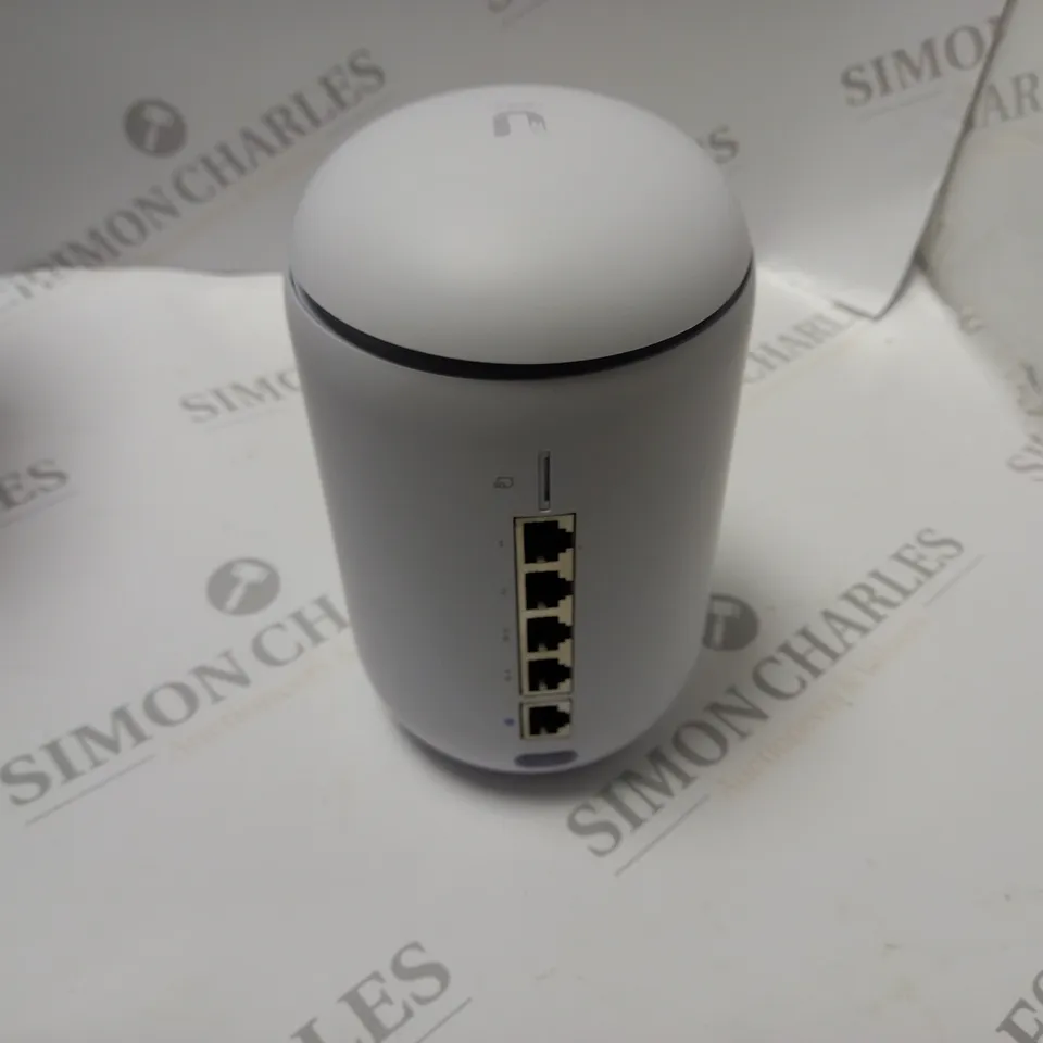BOXED UNIFI DREAM ROUTER WITH 4 NETWORK PORTS AND SD-CARD SLOT