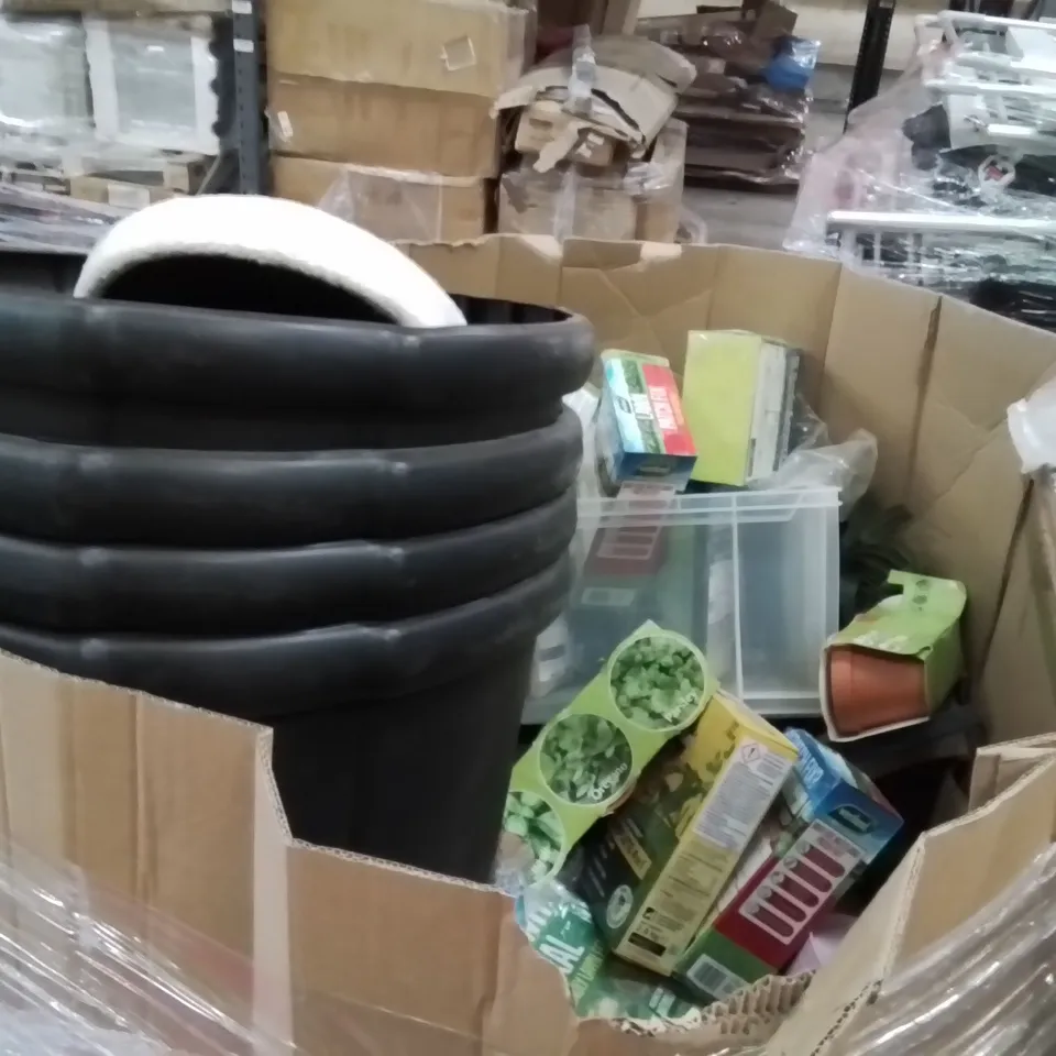 PALLET CONTAINING A LARGE QUANTITY OF GARDEN PRODUCTS AND ITEMS TO INCLUDE;INCINERATOR,SANDPIT,LAWN FEEDER