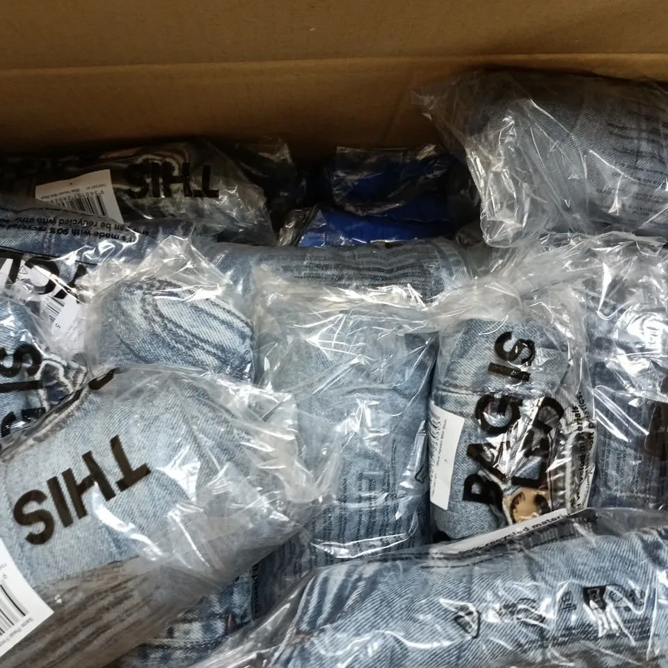 APPROXIMATELY 25 ASSORTED KIDS CLOTHING ITEMS IN VARIOUS SIZES, COLOURS & STYLES TO INCLUDE SARAI PLEAT FRONT DENIM SHORTS, THE LONG SLEEVE ZIP ROMPER, RILEY TRACKPANTS, ETC 