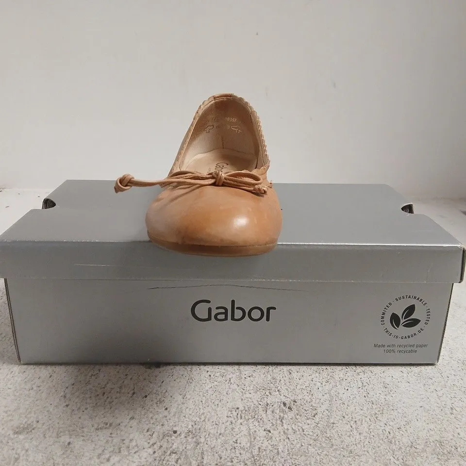 BOXED PAIR OF GABOR SHOES IN PEANUT SIZE 5.5